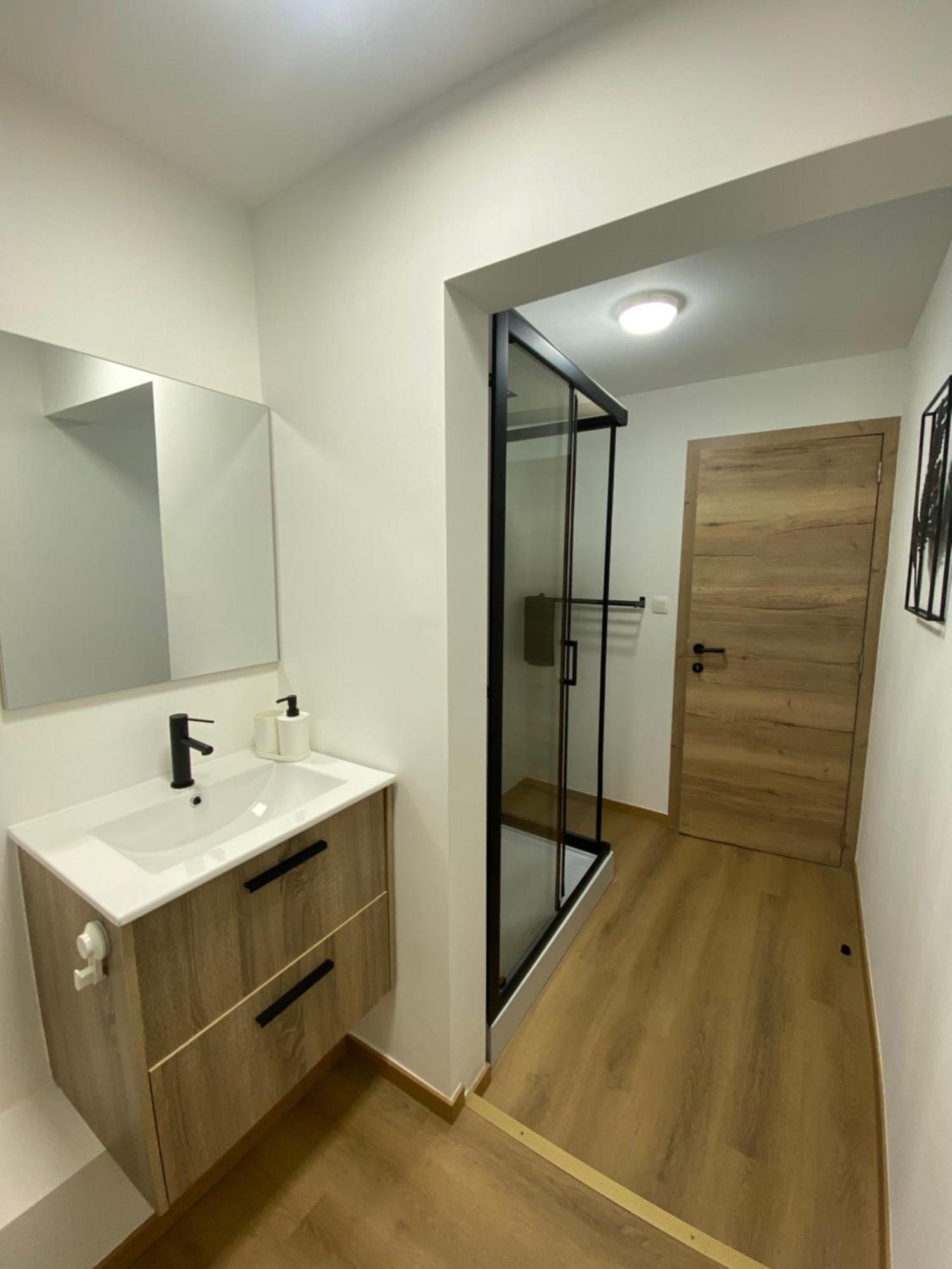 1-D011 Superbe Appartement Spacieux Tres Calme Шарлероа Екстериор снимка